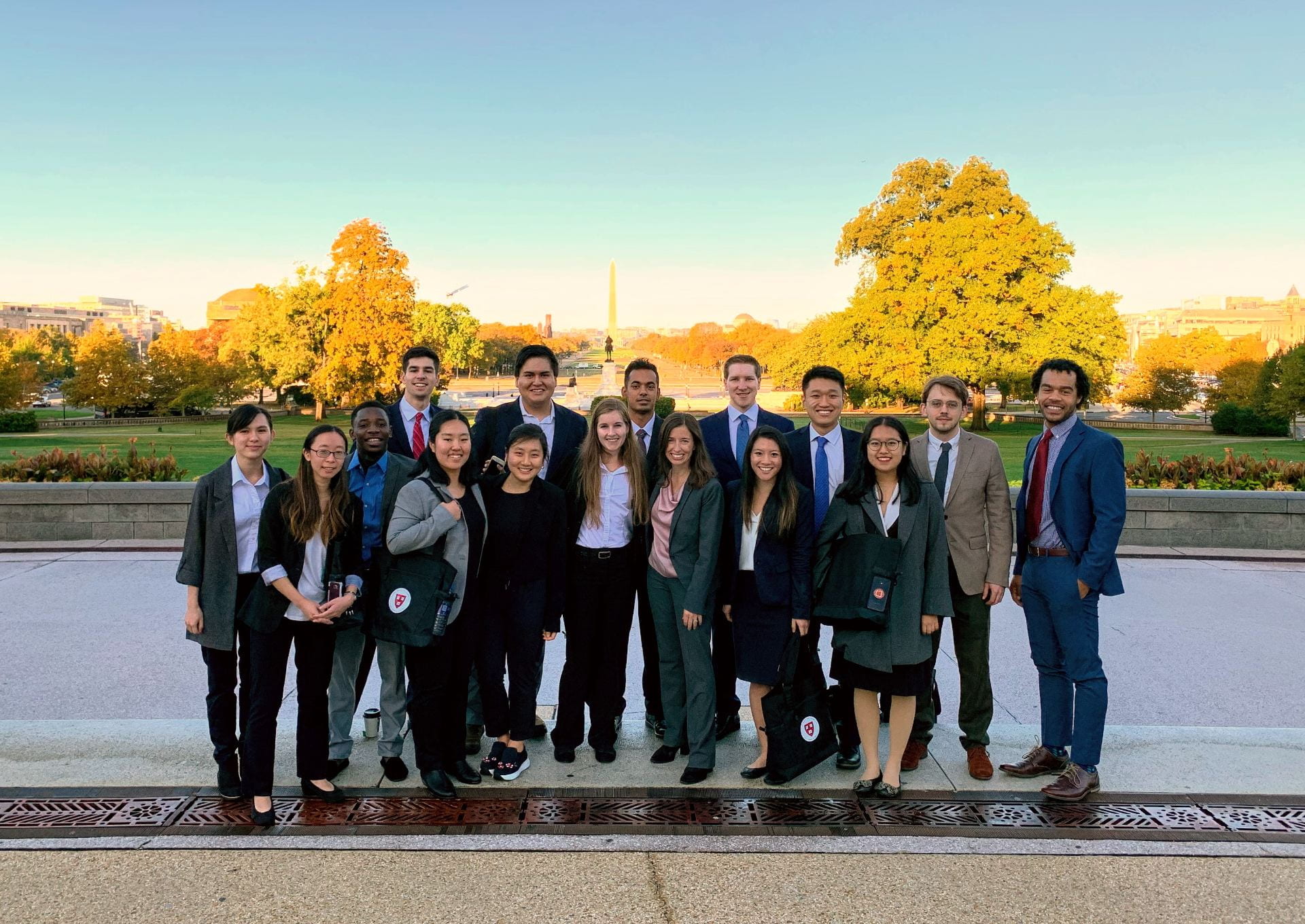 Students from Chem 100R stand in the National Mall.